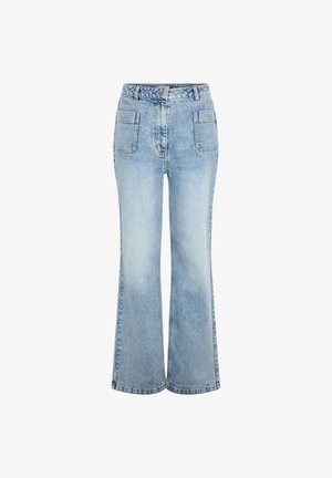 Jean en denim bleu clair taille haute avec poches plaquées à l'avant et jambe légèrement évasée, fermeture par bouton et zip à la taille.