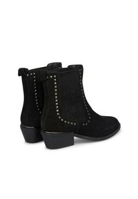 Stivaletti neri in suede con un design a righe, borchie argento che decorano i lati e un tacco basso per maggiore stabilità.