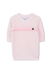 Pull rose clair côtelé avec un col rond, des manches longues, une rayure horizontale en rose plus foncé, et un détail de logo noir à l'avant.