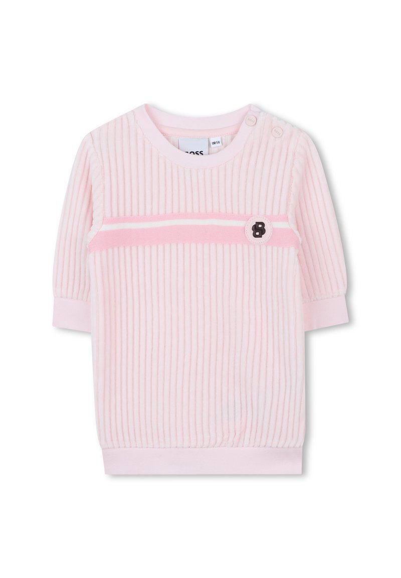 Pull rose clair côtelé avec un col rond, des manches longues, une rayure horizontale en rose plus foncé, et un détail de logo noir à l'avant.