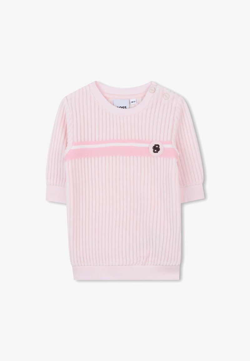 Pull rose clair côtelé avec un col rond, des manches longues, une rayure horizontale en rose plus foncé, et un détail de logo noir à l'avant.