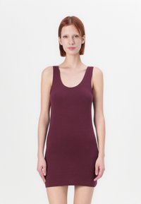 Rochie de tip tank de culoare burgundy, cu o siluetă ajustată, bretele late, decolteu rotund și o textură netedă și elastică. Fără modele sau embellishments.