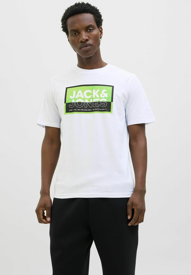 Weißes Baumwoll-T-Shirt mit einem grünen und schwarzen Grafik-Logo, auf dem "JACK & JONES" steht. Das Shirt hat kurze Ärmel und einen Rundhalsausschnitt.