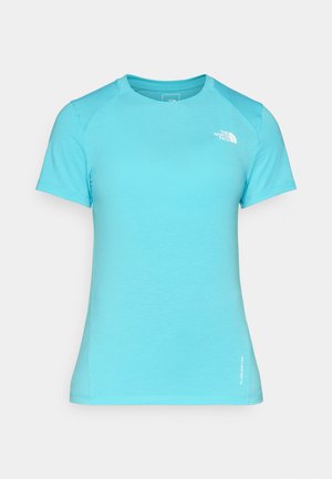 Světle modré tričko s krátkým rukávem vyrobené z měkké látky, s kulatým výstřihem a malým bílým logem na horním levém rohu.