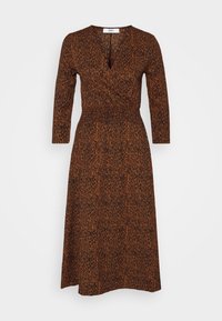 Braun- und schwarz gemustertes Midi-Kleid mit Dreiviertelärmeln, V-Ausschnitt und einer figurschmeichelnden, elastischen Taille.