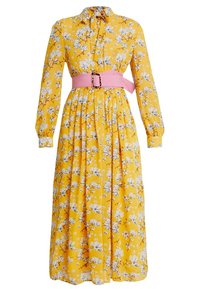 Robe maxi à imprimé floral jaune avec des manches longues, un col boutonné et une ceinture rose avec une boucle. Tissu doux et léger avec une jupe plissée.