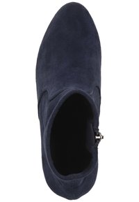 Marinblå mocka ankelsko med spetsig tå, kurviga sömmar och en sidodragkedja med en silverfärgad dragande tab.