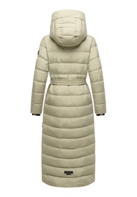 Lange, gewatteerde jas in lichtbeige met een aangesloten taille, capuchon en zwart logo-accent. Bevat een horizontaal gestikte patroon en verstelbare manchetten.
