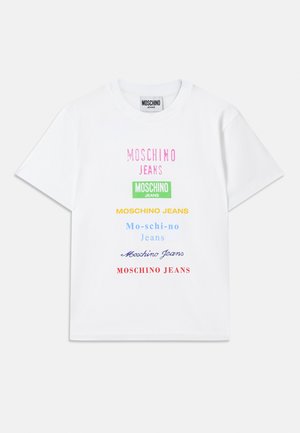 Bela bombažna majica s številnimi logotipi v roza, zeleni, rumeni, modri in rdeči barvi, razporejeni vertikalno na sprednji strani.