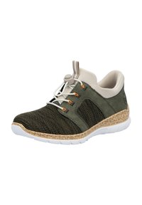 Chaussure de sport verte avec une tige en mesh respirant, des accents en daim, des lacets élastiques, et une semelle rembourrée avec une texture semblable à du liège.