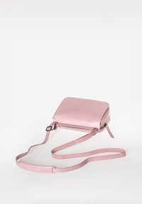 Borsa a tracolla in pelle rosa con forma quadrata, chiusura con zip, tracolla lunga e regolabile, e superficie morbida. Design minimalista senza accessori.