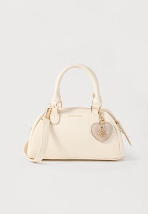 Kremfarvet håndtaske med struktureret design, dobbelte top-håndtag, aftagelig rem, guldfarvet hardware og en hjerteformet vedhængsdekoration.