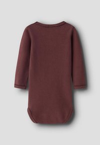 Bordowy kombinezon z długim rękawem, okrągłym dekoltem, miękką teksturą i zapięciem na napy na dole. Brak wzorów lub dodatkowych elementów.