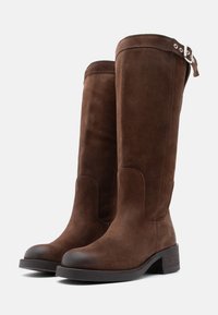 Rjavi semiš škornji do kolen z strukturirano zaključkom, okroglo konico in dekorativnim paščkom z kovinsko zaponko na vrhu.