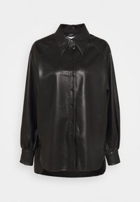 Camicia nera in ecopelle con colletto a punta, bottoni frontali e maniche lunghe, caratterizzata da una vestibilità rilassata e orlo leggermente curvo.