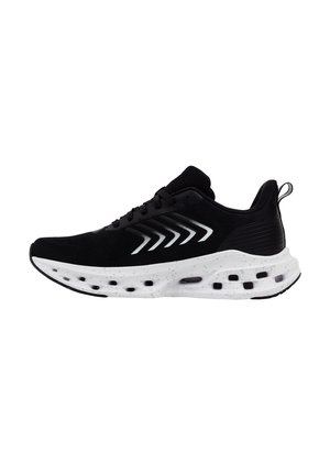 Chaussure de sport noire avec une semelle blanche comportant des taches noires et des trous de ventilation, des lacets noirs et cinq bandes blanches en chevrons sur le côté.
