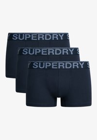 Caleçons boxers bleu marine en pack de trois, dotés d'une taille douce et élastique avec le logo "SUPERDRY", ainsi que d'un tissu lisse et extensible.
