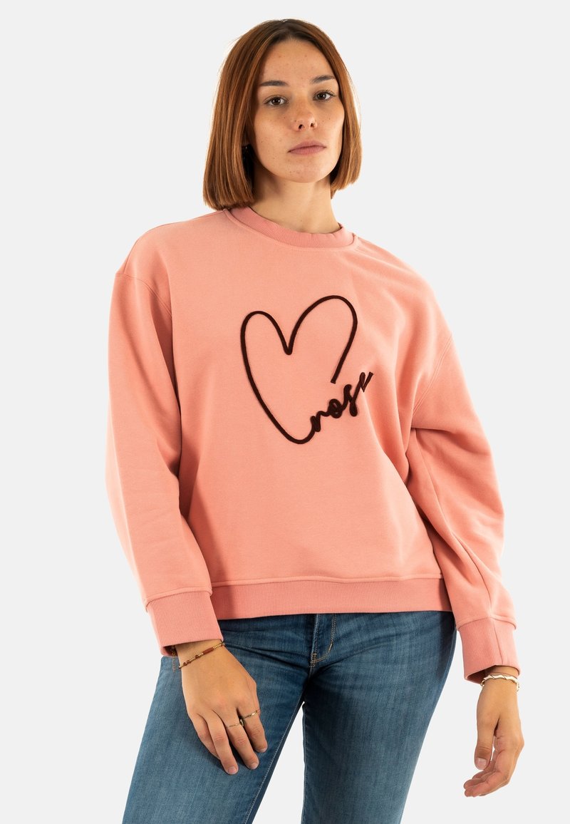 Sudadera rosa hecha de una tela suave, con un corte holgado, escote redondeado y un diseño de corazón bordado en negro.