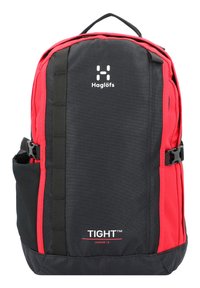 Rucksack in Rot und Schwarz aus strapazierfähigem Stoff, mit verstellbaren Trägern, Seitentasche und Logoetikett. Kompakte Bauweise mit verstärkten Nähten.