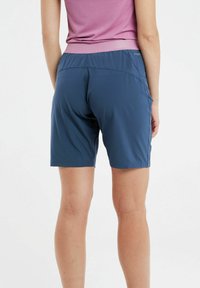 Modré sportovní šortky s elastickým růžovým pasem; lehký materiál; délka do poloviny stehen; obsahují postranní kapsy a hladký povrch.