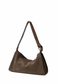 Bruine suède handtas met een driehoekige vorm, zachte textuur en een lange verstelbare leren riem. Heeft een ritssluiting aan de bovenkant.