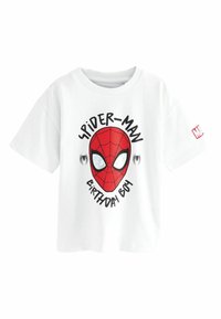 Vit bomullströja med en röd Spider-Man-maskgrafik, texten "F�ödelsedagspojke" och svarta spindelikoner. Kort ärm och rundad halsringning.