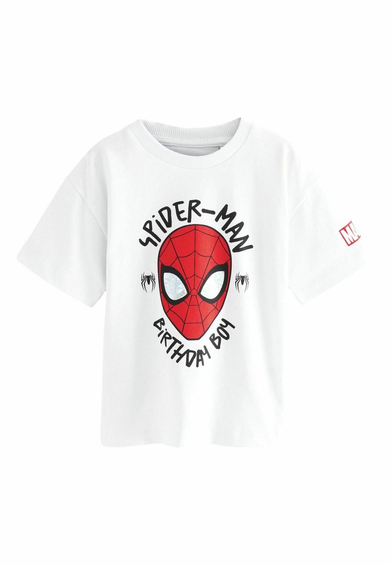 Vit bomullströja med en röd Spider-Man-maskgrafik, texten "Födelsedagspojke" och svarta spindelikoner. Kort ärm och rundad halsringning.