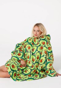 Zaļš pārliels kapuces sega ar avokado un ābolu rakstiem, izgatavota no mīksta materiāla, ar ērtu tekstūru un lielām piedurknēm.