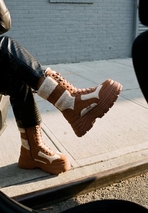 Buffalo, FUSION COM HI WARM  - Bottes de neige - cognac cream