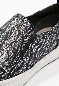 Tamaris Loaferit/pistokkaat - black