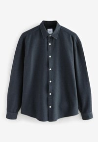 Chemise bleu foncé texturée avec un devant à boutons, manches longues et un col pointu. Dotée de petits boutons blancs le long de la patte de boutonnage.