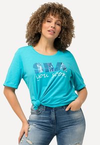 Ulla Popken SEA YOU SOON SHORT SLEEVE GRAPHIC - Triko s potiskem - deep aqua