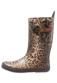 Botte en caoutchouc imperméable imprimée léopard avec une bande marron et un détail de boucle en métal, dotée d'une semelle texturée pour l'adhérence et d'un design effilé.