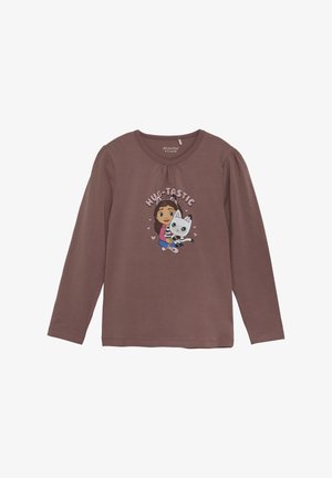 Chemise marron à manches longues avec une fille dessin animé qui serre un chat blanc dans ses bras, entourée de petits cœurs et le texte "HUG-TASTIC" au-dessus.