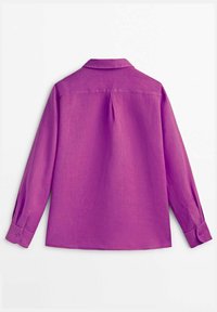 Chemise à manches longues violet avec un col, détail de pli au dos et poignets boutonnés. Conçue en tissu lisse et léger.