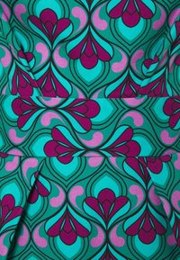 Robe à motifs avec une base bleu sarcelle et des formes abstraites violettes et roses, texture lisse et dessins symétriques détaillés.