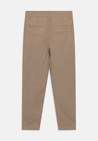 Pantalon beige à jambes droites avec passants de ceinture et deux poches passepoilées à l'arrière, présenté à plat de dos sur un fond blanc.