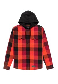 Camisa de franela a cuadros en rojo y negro con capucha negra. Presenta dos bolsillos en el pecho, botones en la parte frontal y una tela texturizada.