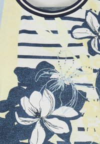 Bloemmotief top met marineblauwe en zachte gele strepen, ronde halslijn met gestreepte afwerking en decoratieve versieringen op de bloemen.