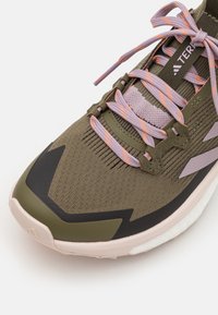 Adidas Terrex TERREX FREE HIKER 2 - Trekingové boty - olive strata/preloved fig/amber tint