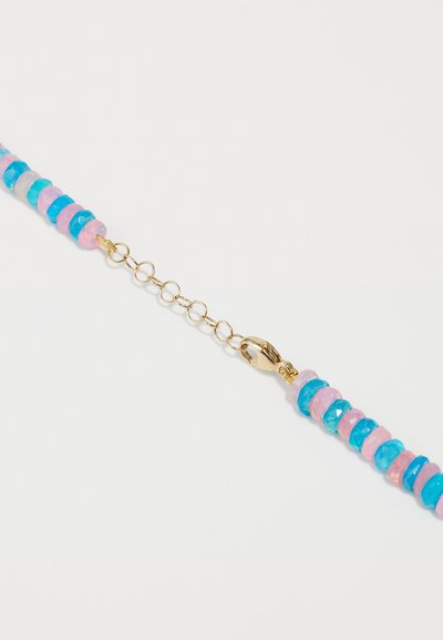Chaîne à perles colorées avec des perles rondes alternées bleues, roses et transparentes, dotée d'un fermoir en métal doré et de maillons de chaîne de connexion.