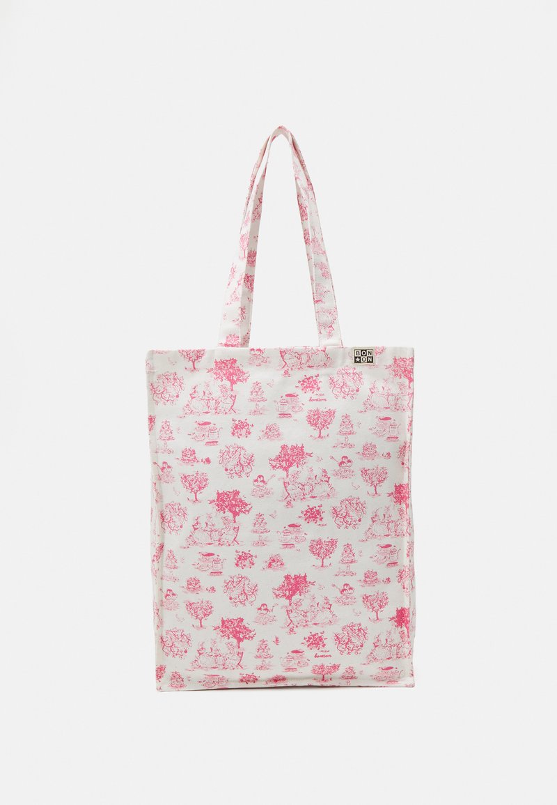 Bolso tote de lona con fondo blanco y estampado floral en tonos rosas. Presenta dos asas de tela a juego y una pequeña etiqueta de la marca.