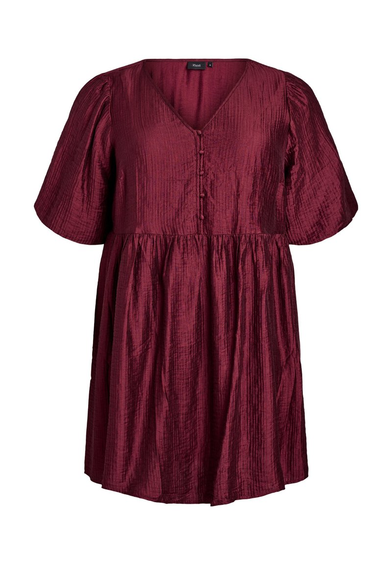 Burgundy-mekko lyhyillä puffhihoilla, syvällä V-pääntiellä ja kootulla vyötäröllä, jossa on teksturoitua kangasta ja napit edessä.