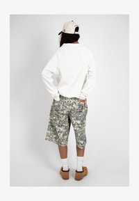 Δεν επιλέχθηκε, off-white