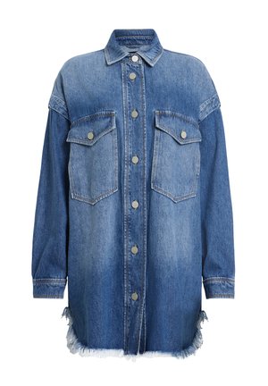 Veste en jean bleu clair avec des boutons-pression argentés, deux poches poitrine et ourlet effiloché. Manches longues avec détail aux poignets.