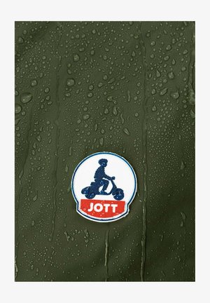 Tela verde oscuro resistente al agua con gotas de agua, con un logo circular de un niño en un patinete, etiquetado con "JOTT" en rojo.