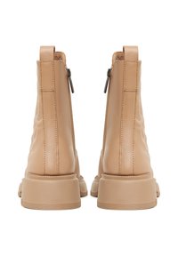 Stivaletti alla caviglia in pelle beige con un design trapuntato, chiusura con zip sul retro e suola in gomma solida, con dettagli testurizzati.