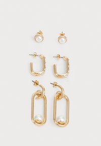 Smykkesett i gullfarge som inneholder to par øredobber: ett med runde perler og et annet med ovale lenker og en perleaccent. Strukturerte designelementer.