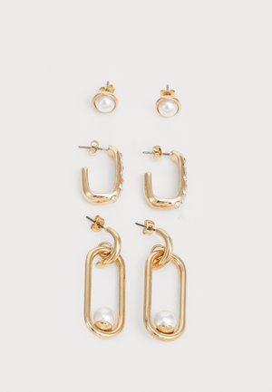 Smykkesæt i guldfarve indeholder to par øreringe: det ene par med runde perler, det andet med ovale kædler og en perleaccent. Strukturerede designelementer.