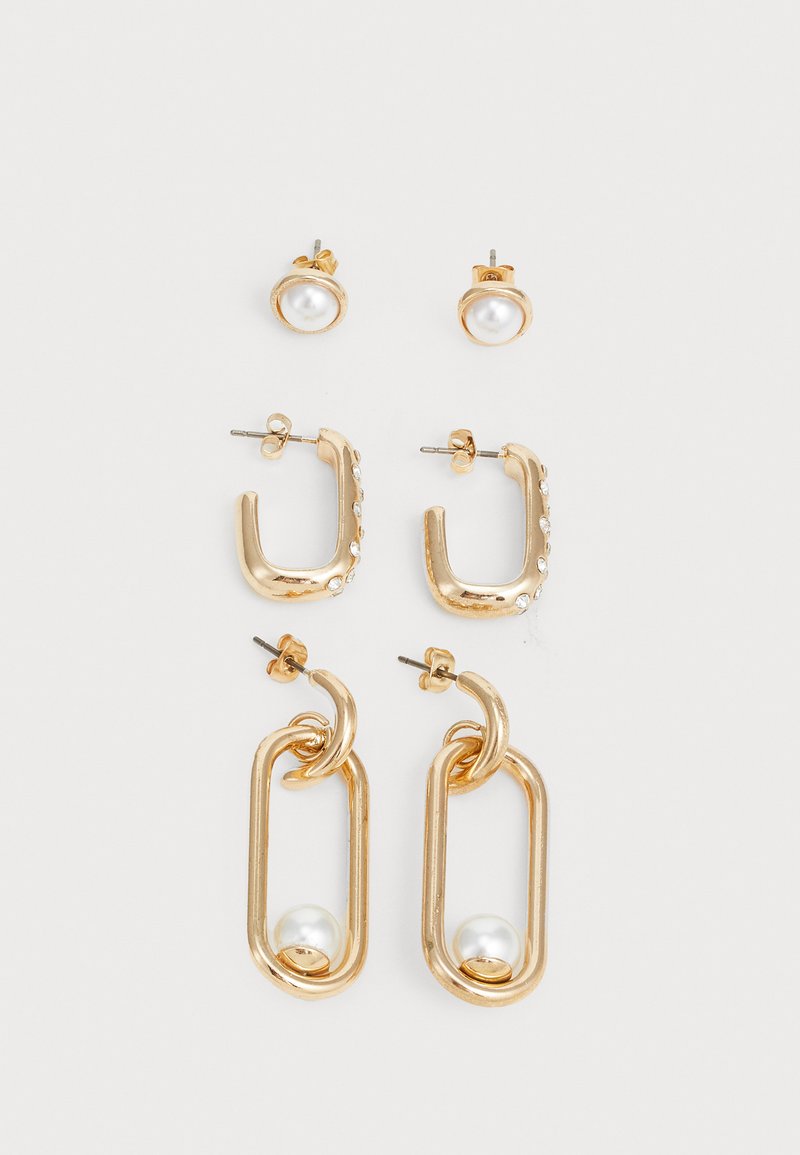 Smykkesett i gullfarge som inneholder to par øredobber: ett med runde perler og et annet med ovale lenker og en perleaccent. Strukturerte designelementer.